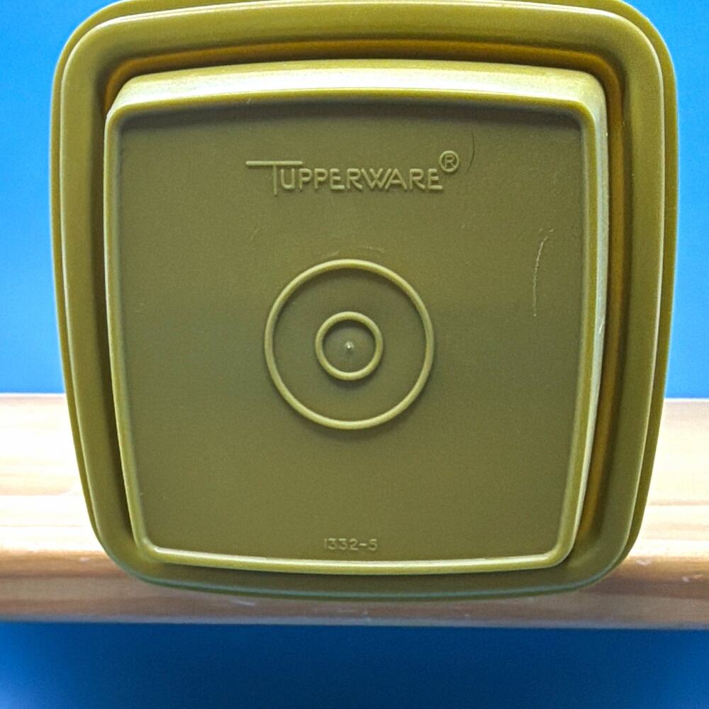 Tupperware Green/White Plastic pickle Storage Container #1330-4 Lid #1332-5